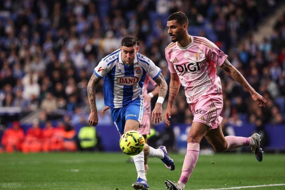 2-1，22岁巴萨旧将破门，助西甲第18逆转西甲第7，一夜逃离降级区